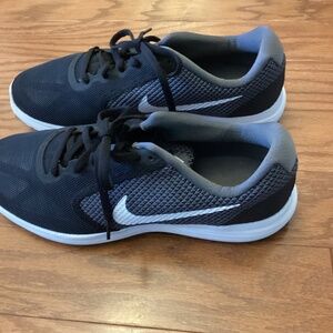 NIKE SNEAKER ( Size:10) ( Color: Black/Grey)